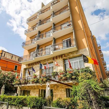 Hotel Minerva Пиетра Лигуре Екстериор снимка