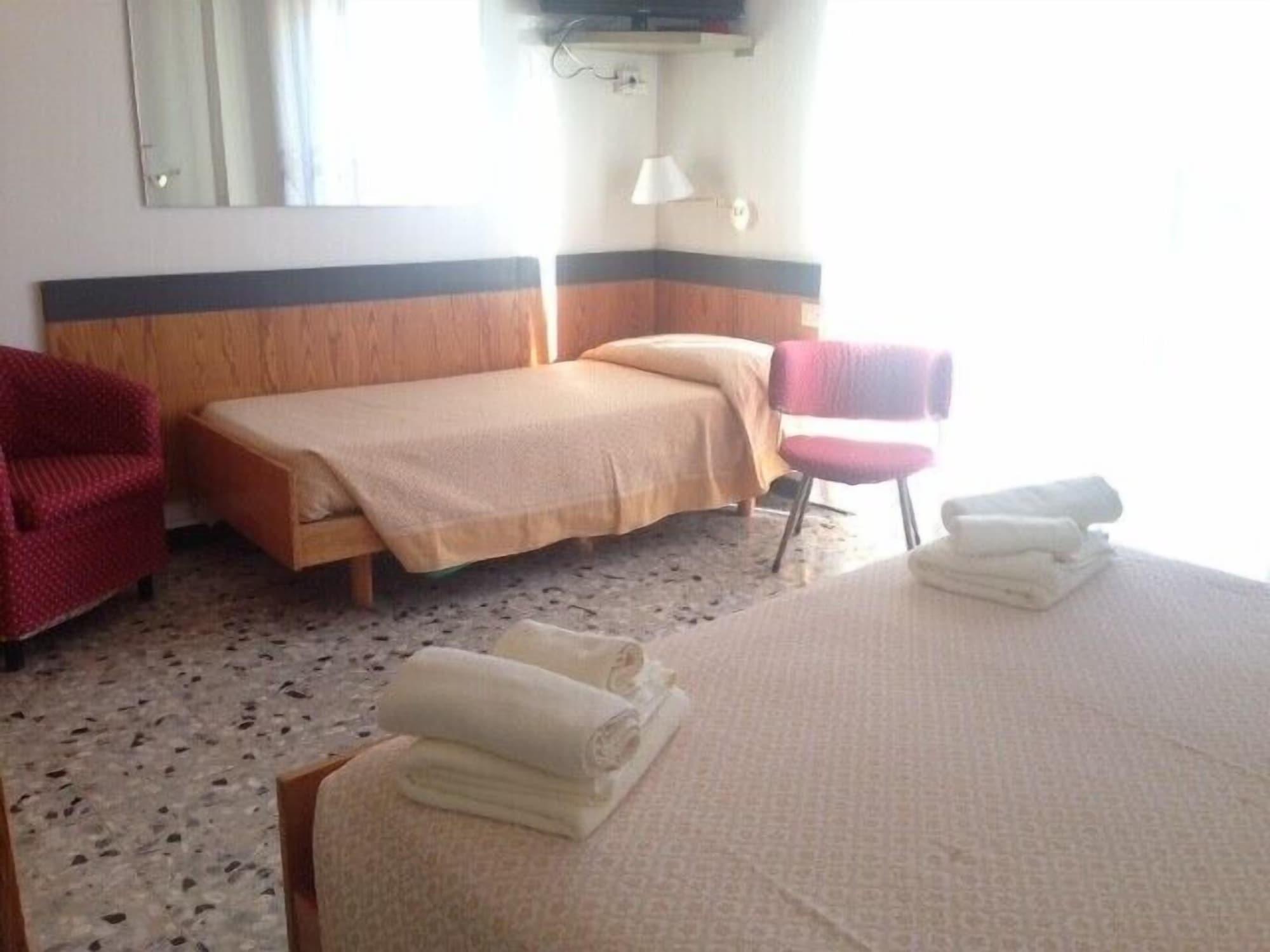 Hotel Minerva Пиетра Лигуре Екстериор снимка