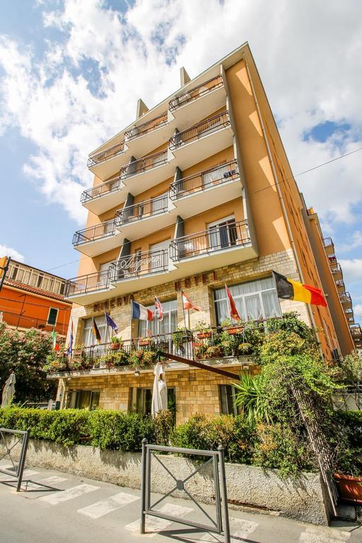 Hotel Minerva Пиетра Лигуре Екстериор снимка