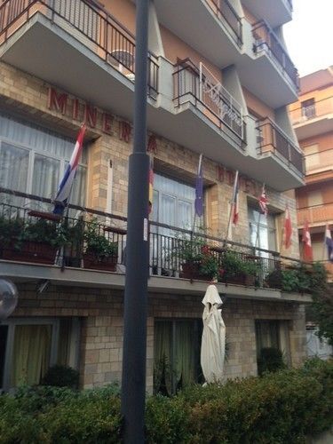 Hotel Minerva Пиетра Лигуре Екстериор снимка