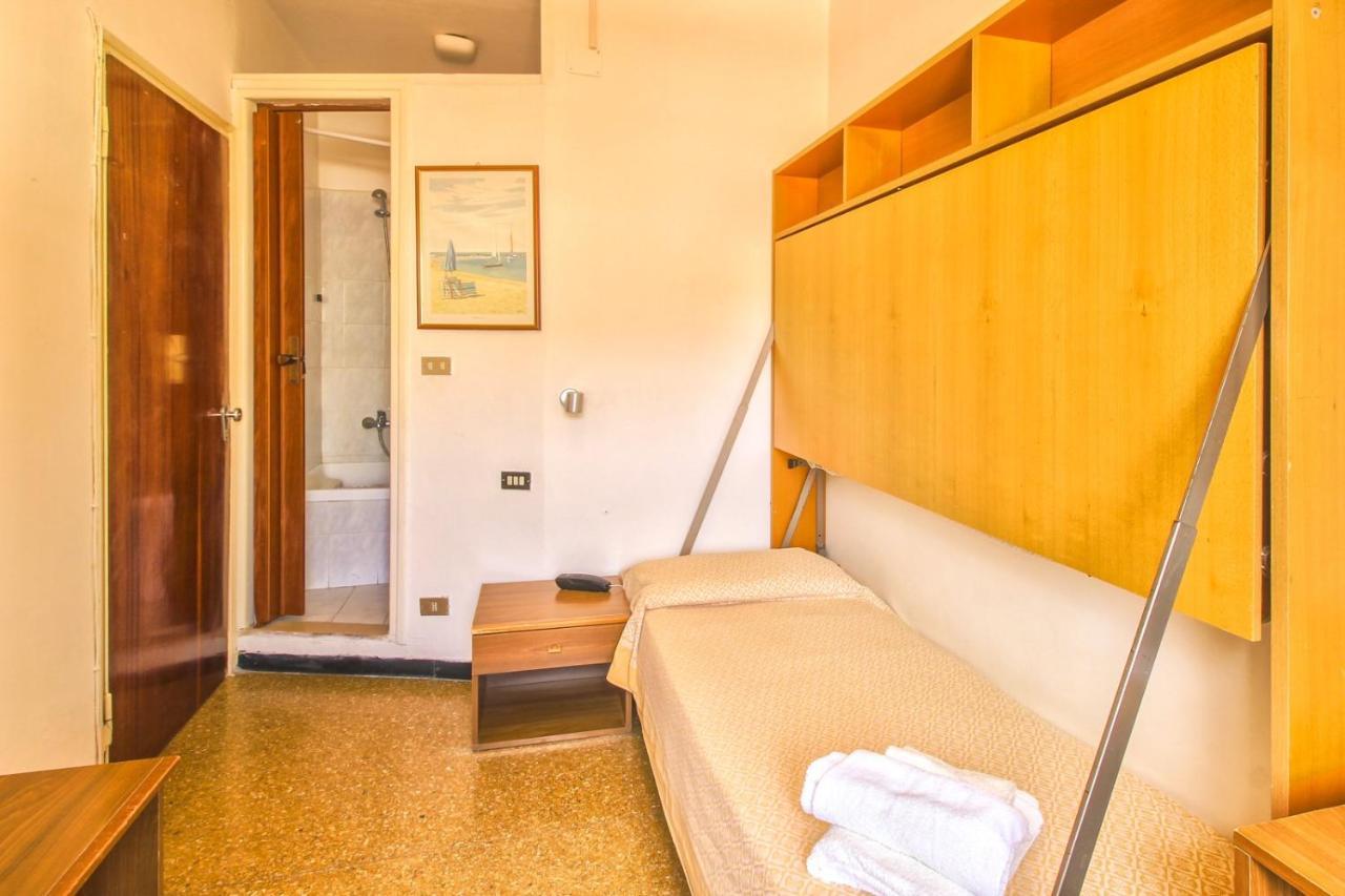 Hotel Minerva Пиетра Лигуре Екстериор снимка