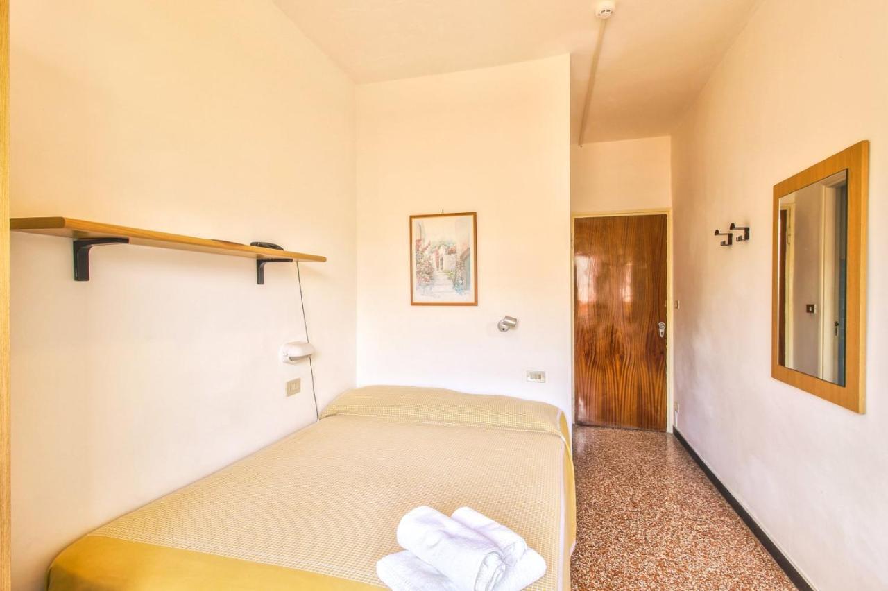 Hotel Minerva Пиетра Лигуре Екстериор снимка