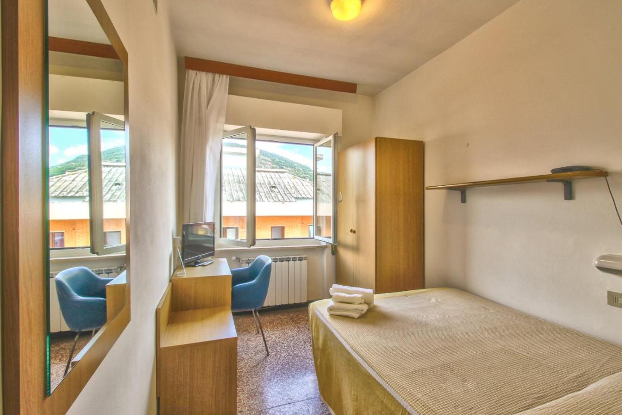 Hotel Minerva Пиетра Лигуре Екстериор снимка