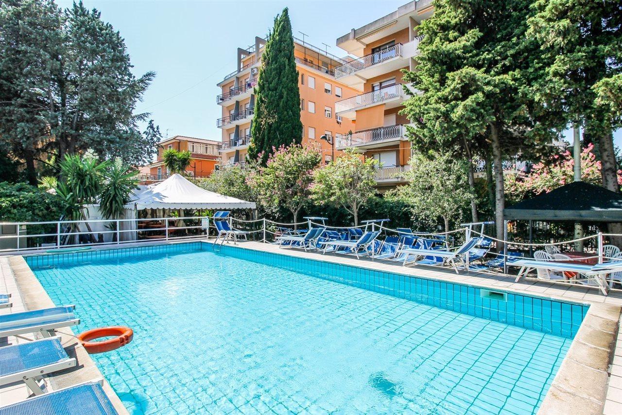 Hotel Minerva Пиетра Лигуре Екстериор снимка